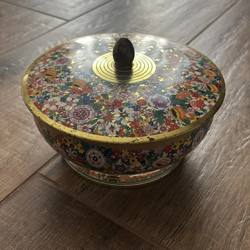 Floral Decorative Tin with Lid Vintage made in England great  vintage condition